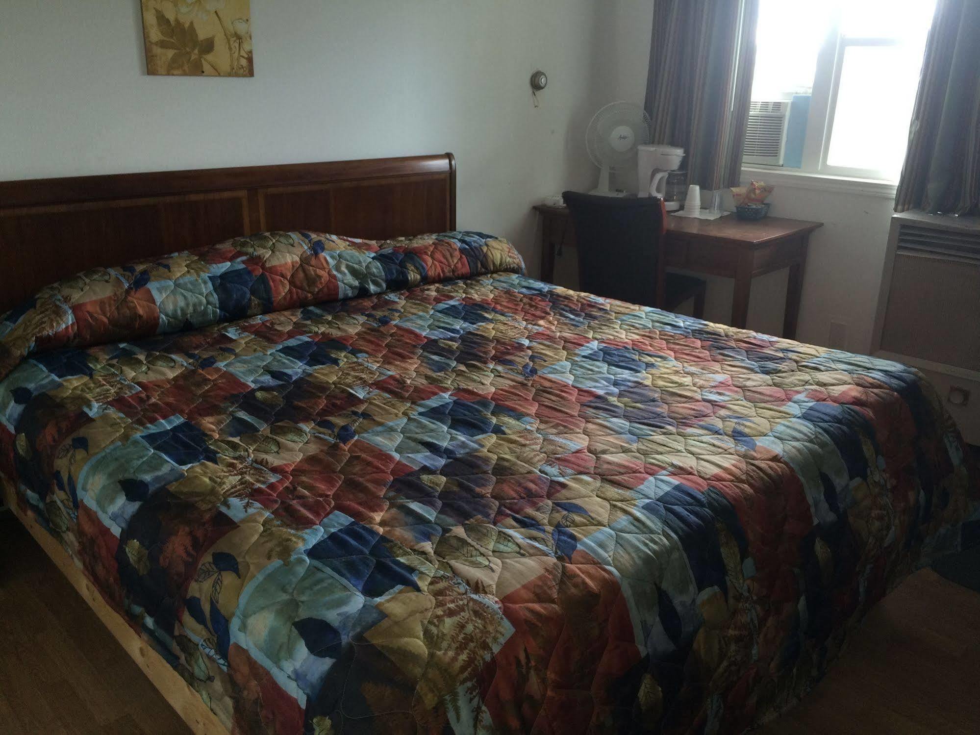 Esterhazy Motor Hotel Zewnętrze zdjęcie