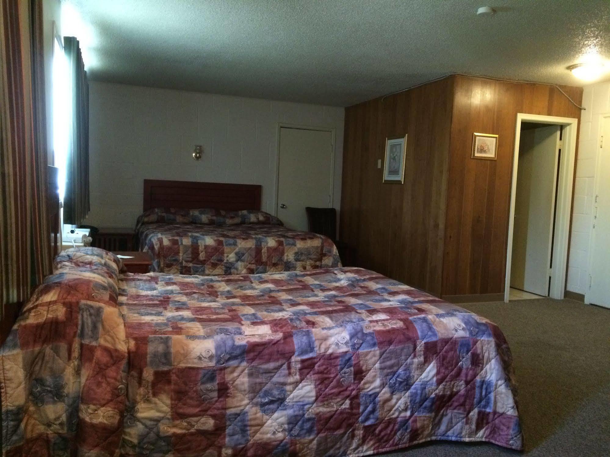 Esterhazy Motor Hotel Zewnętrze zdjęcie